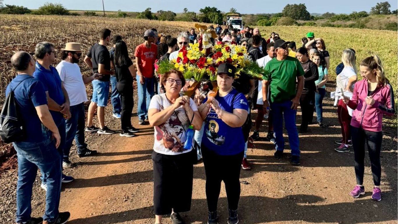 Fiéis de Cruzália realizam caminhada em devoção a São Miguel Arcanjo