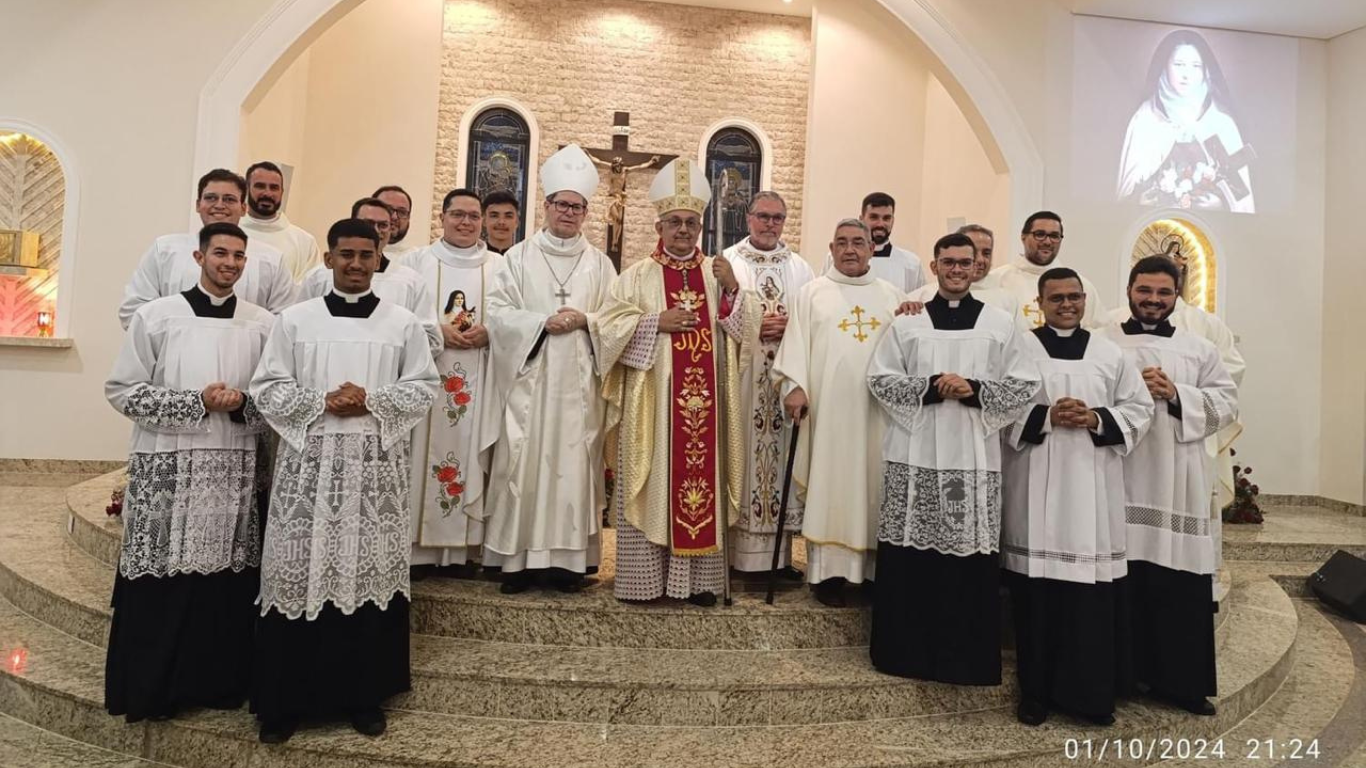 Cerca de duas mil pessoas acompanham a inauguração do Santuário Santa Teresinha do Menino Jesus, em Maracaí