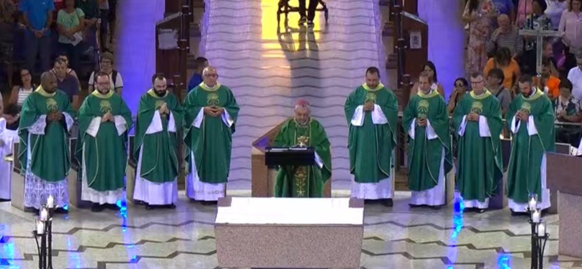 Bispo diocesano Dom Argemiro celebra missa no altar principal do Santuário de Aparecida