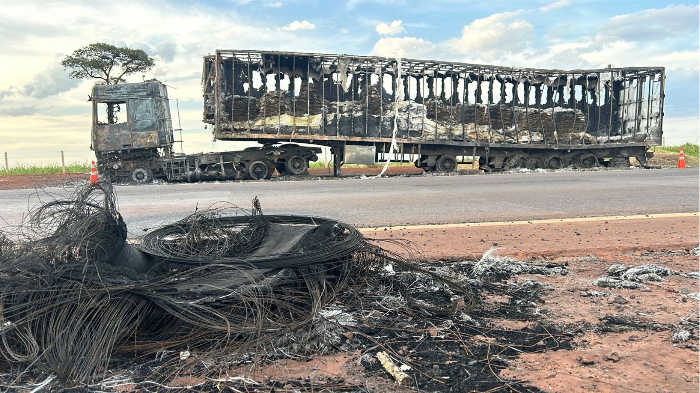 Incêndio destrói caminhão na rodovia entre Tarumã e Florínea