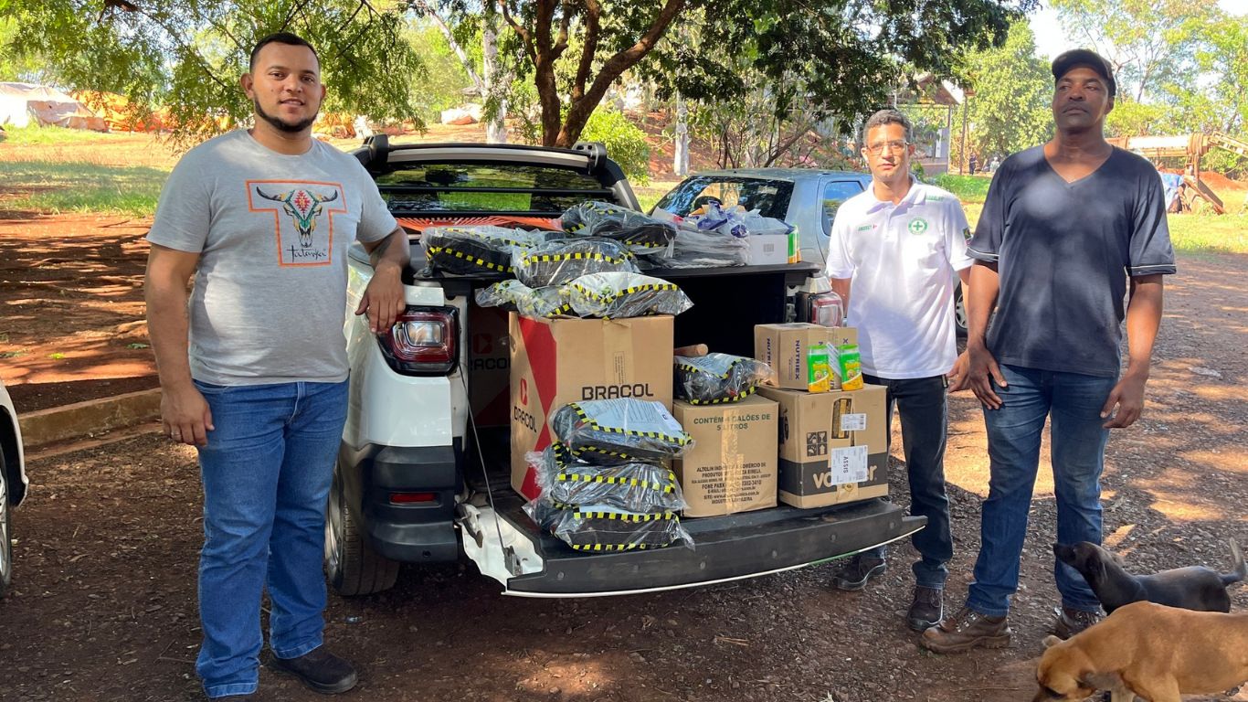 Entrega de kits de EPIs reforça segurança de trabalhadores da usina de reciclagem de Tarumã