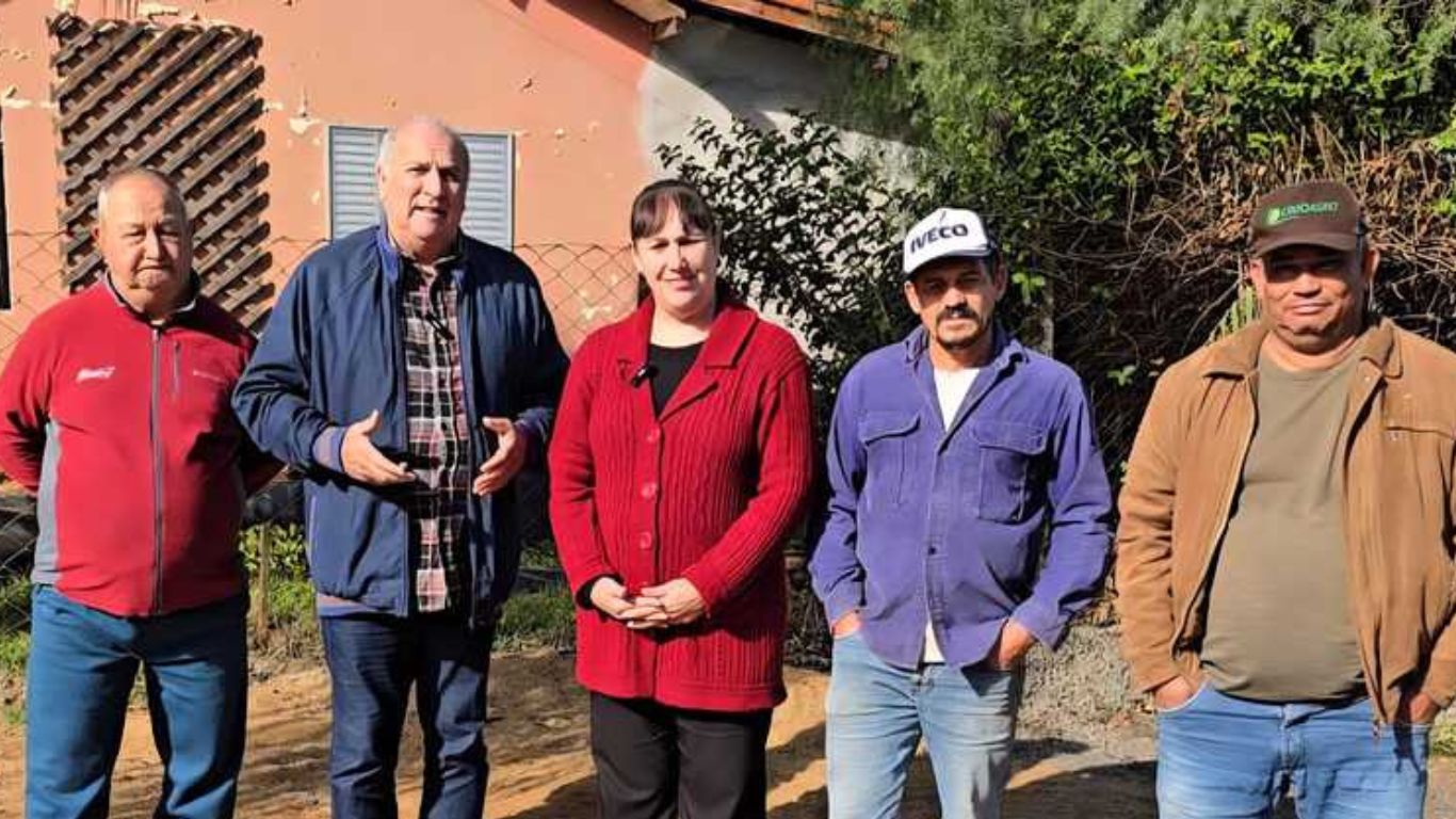 Prefeita e vice-prefeito de Tarumã visitam a comunidade Banco da Terra
