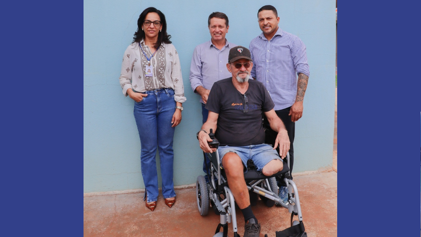 Trabalho conjunto entre vereador João Paulo do Mercado e prefeito Arildo Mosquito garante cadeira de rodas motorizada para morador de Cruzália