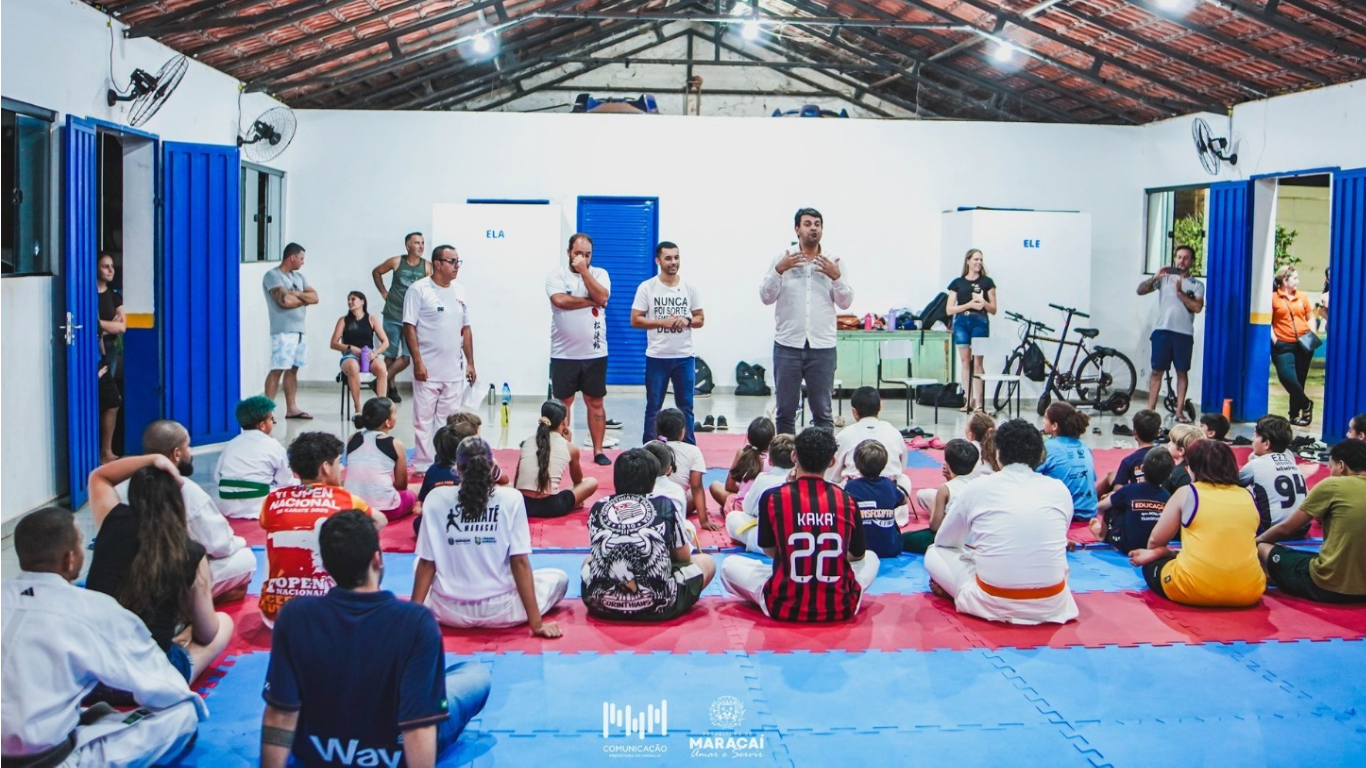 Emenda impositiva garante camisetas para atletas do projeto de karatê de  Maracaí