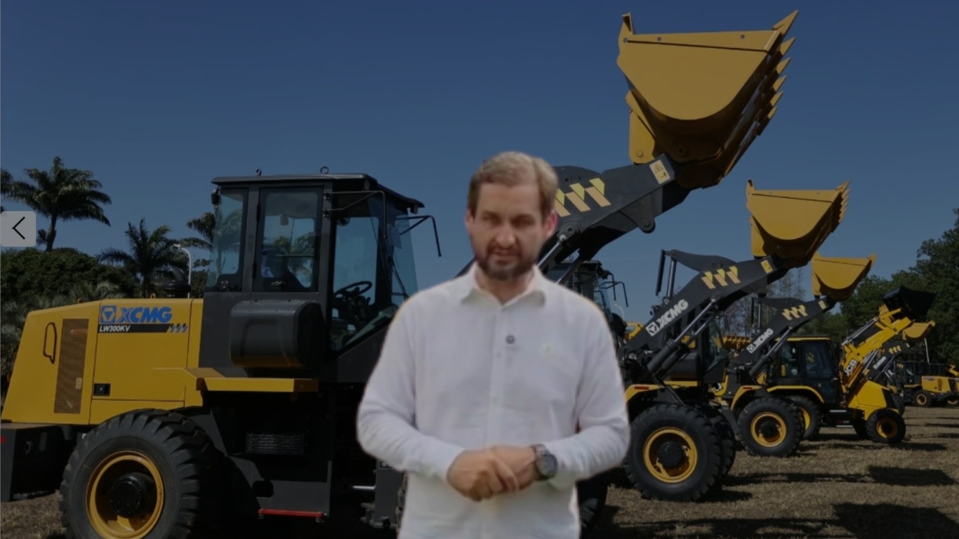 Prefeito de Florínea anuncia conquista de pá-carregadeira durante a Agrishow, em Ribeirão Preto