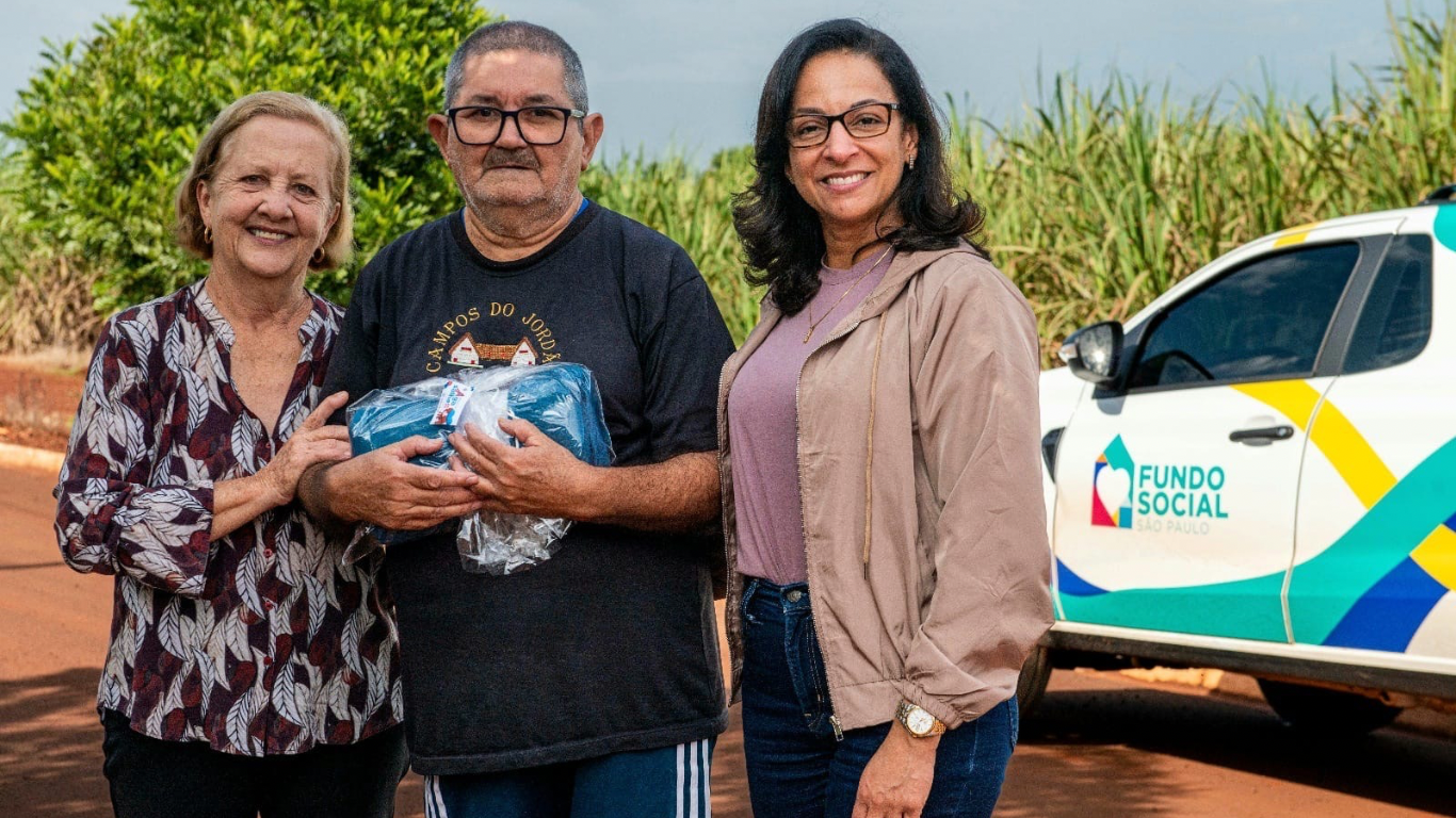 Fundo Social de Cruzália entrega cobertores da Campanha do Agasalho 2026 no Bairro do Cateto