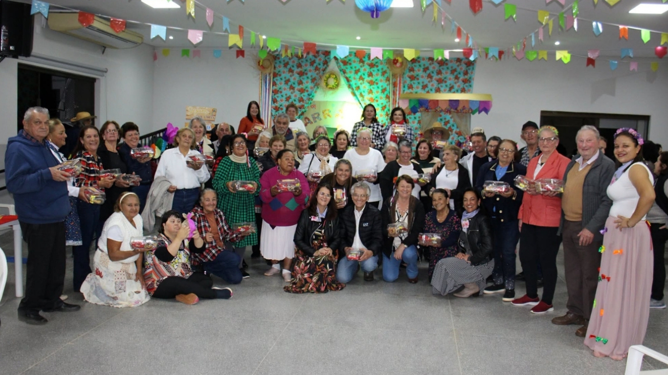 Arraiá do CCPI de Cruzália reúne participantes, familiares e autoridades em uma noite de alegria e diversão