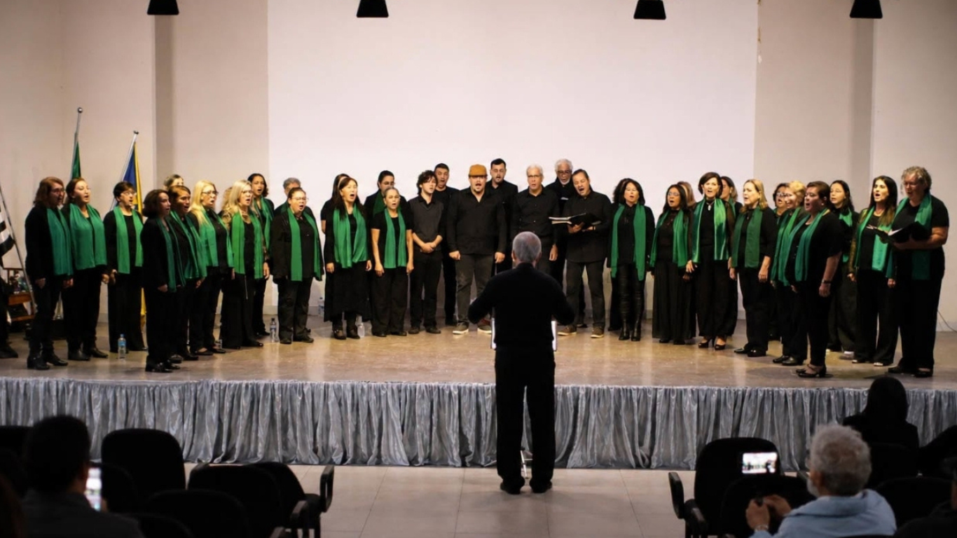 Apresentação do Coro da UEL reúne grande público no Centro Cultural de Maracaí