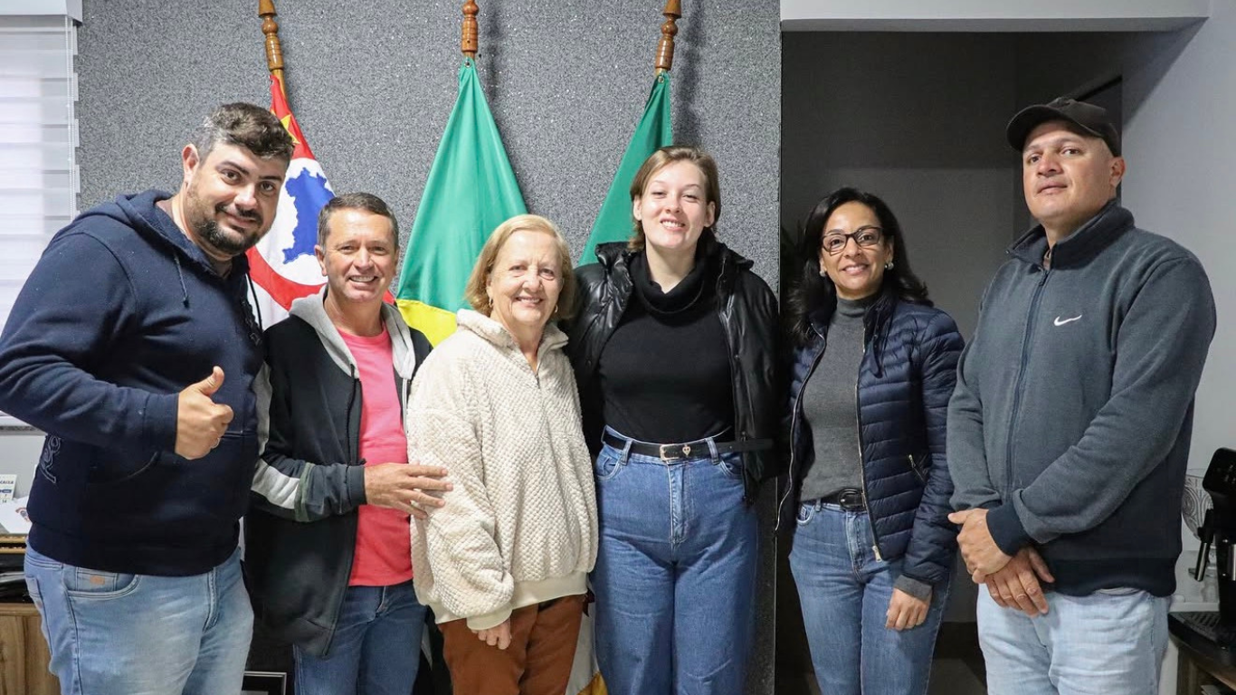 Prefeitura de Cruzália apresenta nova responsável pela Limpeza Pública e define ações para o setor