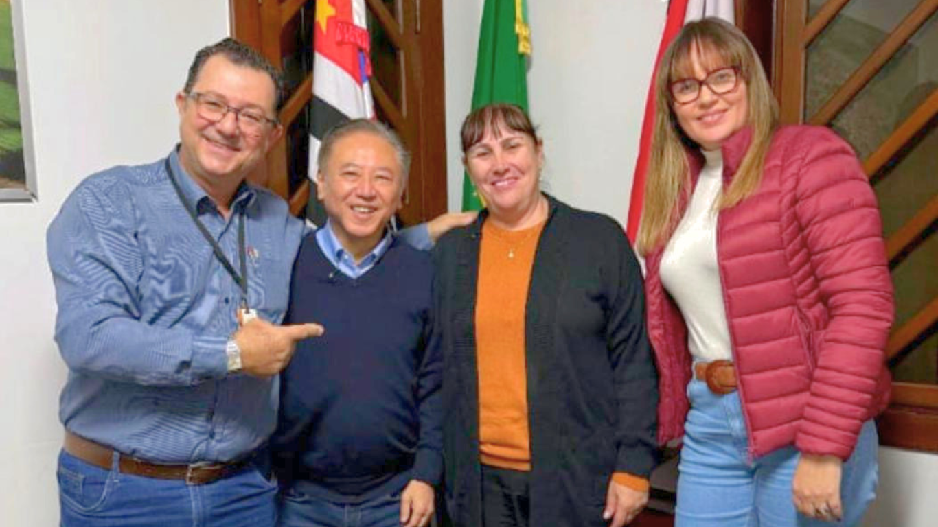 Prefeita Adriana Roncada recebe visita do ex-deputado federal Walter Ioshi em Tarumã