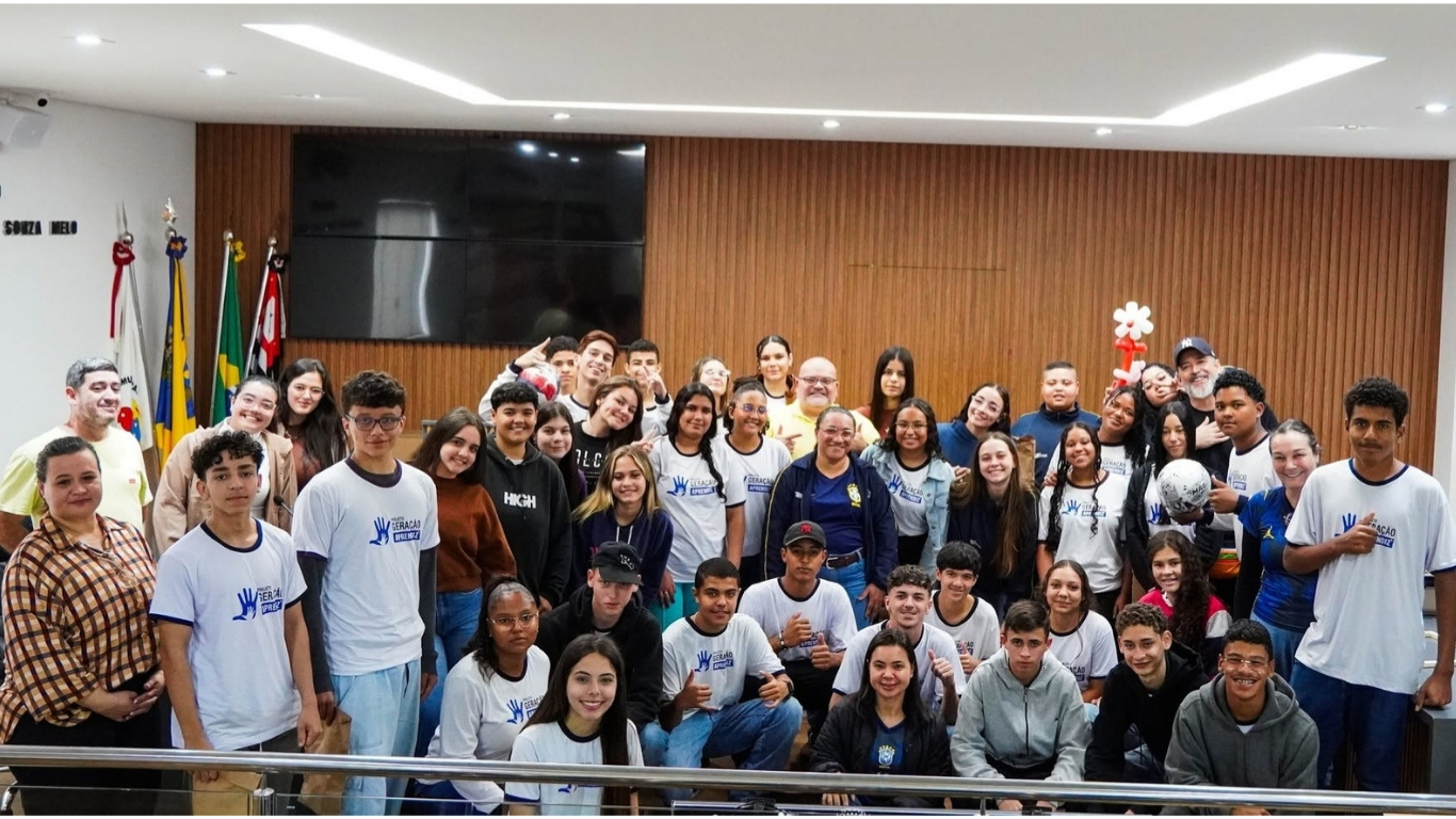 Integrantes do “Geração Aprendiz”, de Maracaí, acompanham palestra que estimula a reflexão sobre cidadania e o futuro do Brasil