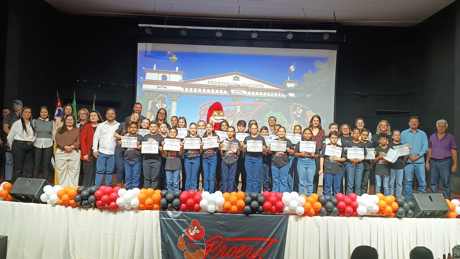 Formatura do Proerd reúne estudantes, famílias e autoridades em Pedrinhas Paulista