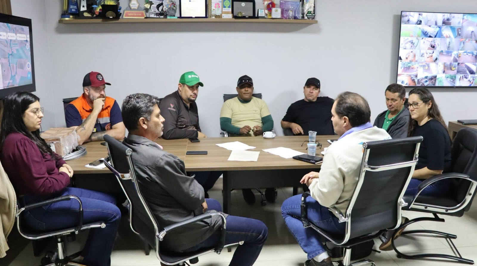 Prefeitura e Câmara de Cruzália discutem com a Energisa melhorias no fornecimento de energia elétrica