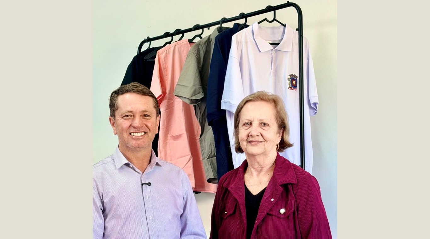 Prefeitura de Cruzália entrega novos uniformes e anuncia bonificação aos servidores municipais