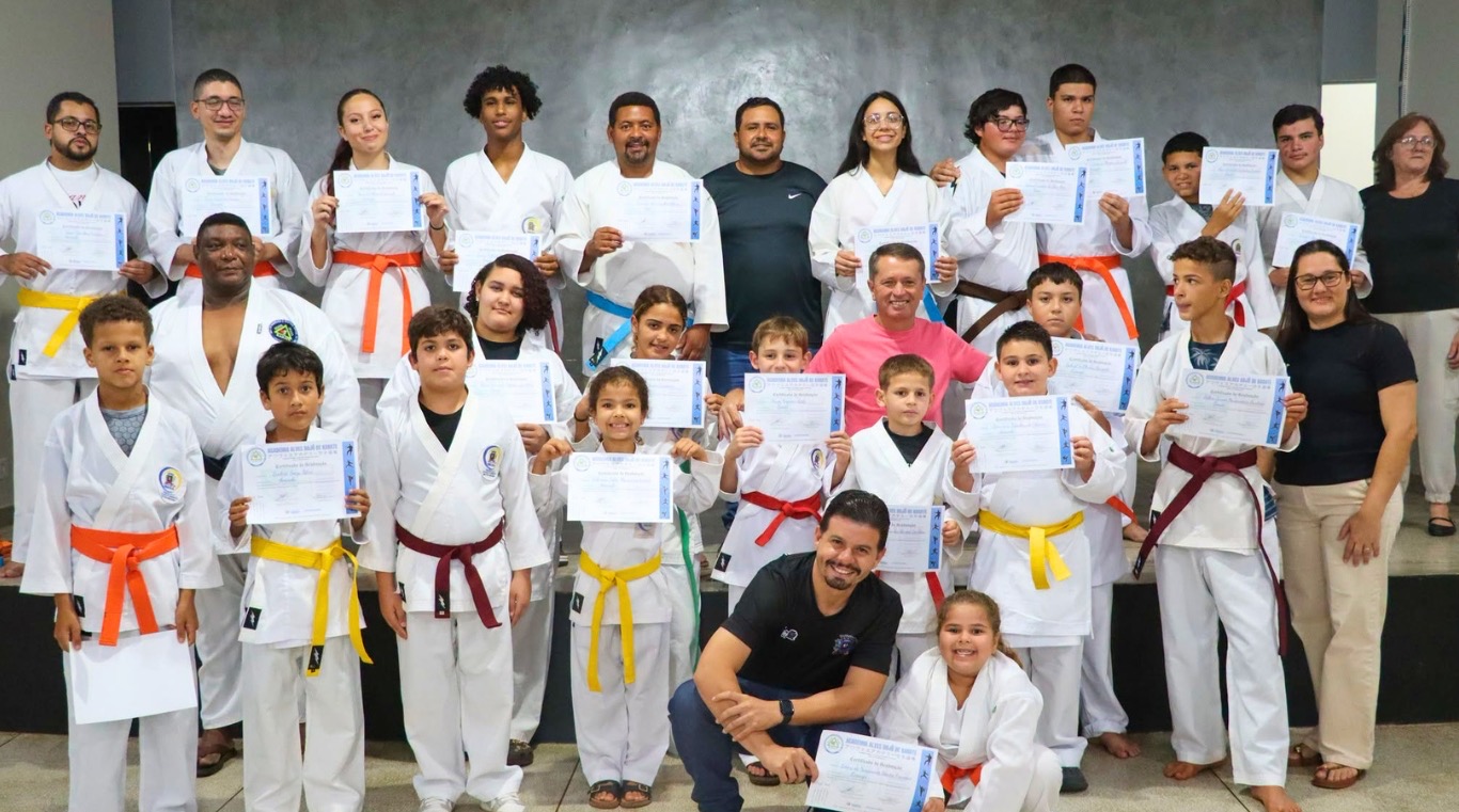 Centro Comunitário de Cruzália recebe solenidade de troca de faixas dos alunos de karatê